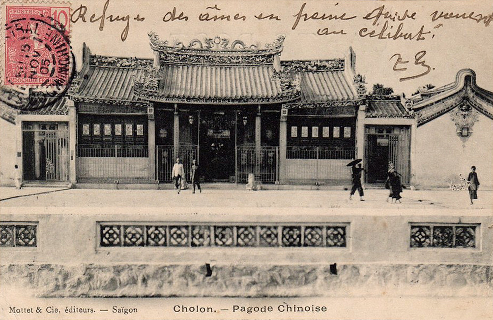 Hình ảnh chính điện của hội quán Nghĩa An được in trên một bưu thiếp xưa. Nghĩa An vốn là tên một vùng đất thuộc Quảng Đông, Trung Quốc. Trong quá trình di cư, một bộ phận lớn người Hoa đến từ vùng Nghĩa An đã phát triển thành một cộng đồng đông đảo ở đất Chợ Lớn.