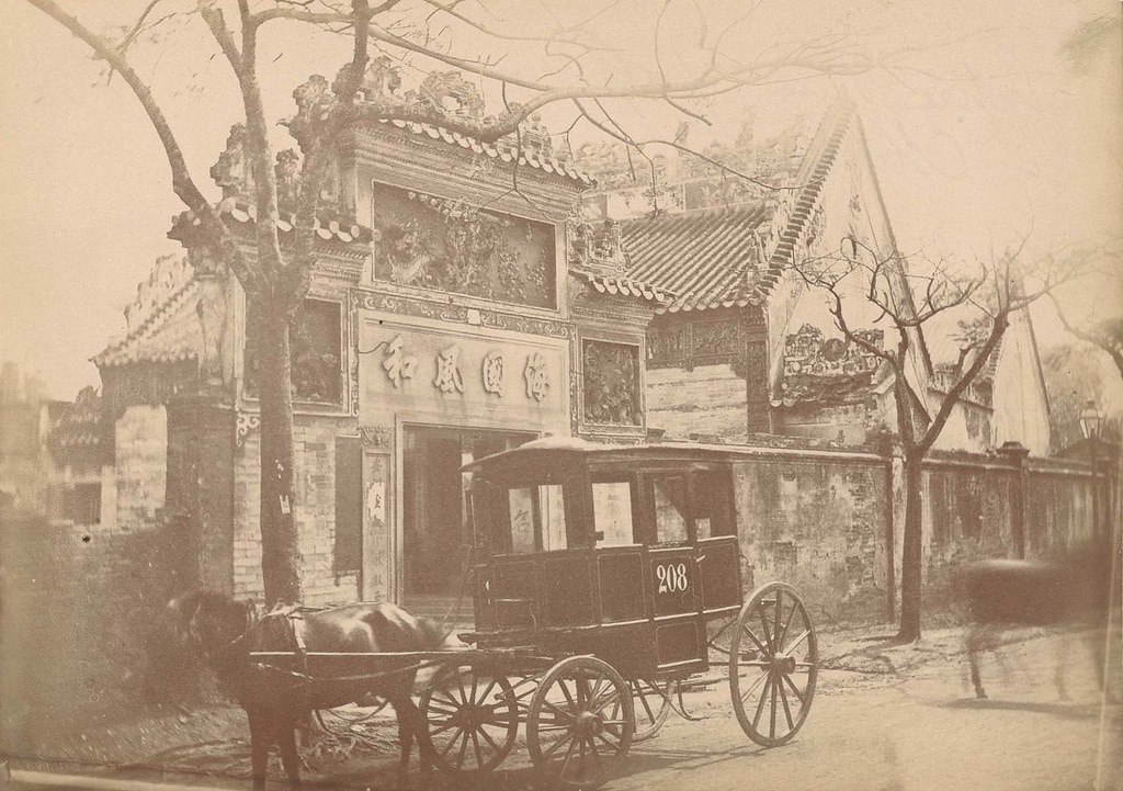 Cổng hội quán Nghĩa An trong bức ảnh chụp năm 1886. Sau này cổng mới được chuyển về vị trí hiện tại trên đường Nguyễn Trãi. Hội quán Nghĩa An có từ trước thế kỷ 19, nhưng đến năm 1819-1820 mới được xây cất kiên cố.