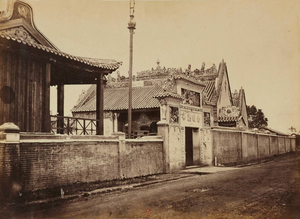 Cổng hội quán Nghĩa An, còn gọi là Miếu Quan Đế hay chùa Ông ở Chợ Lớn trong bức ảnh do nhiếp ảnh gia Emile Gsell chụp vào những năm 1965-1875. Lúc này cổng hội quán nằm trên đường Quảng Đông, nay là đường Triệu Quang Phục.