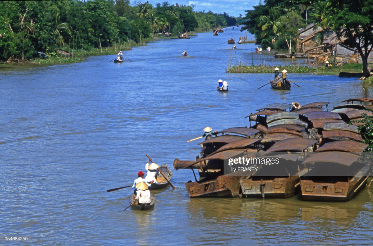 Sông ngòi, kênh rạch là các tuyến giao thông chủ đạo ở đồng bằng sông Cửu Long những năm 1980, khi đường bộ chưa phát triển.