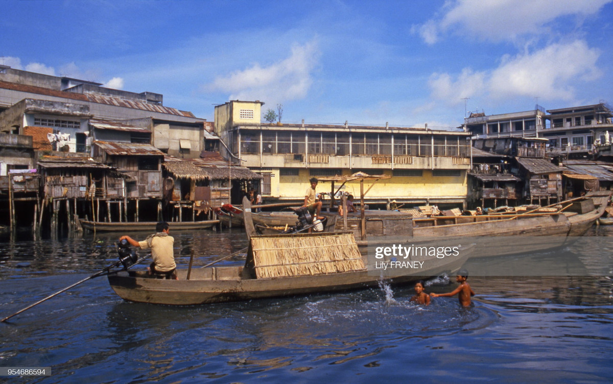Khung cảnh đời thường ở đô thị vùng sông nước.