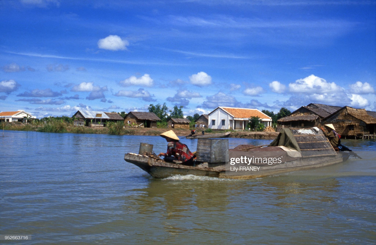 Một con thuyền gắn động cơ lướt đi trên dòng nước.