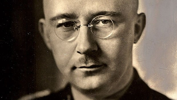 Ngày 21/5, Himmler và hai sĩ quan phụ tá bị chặn lại và bị giam giữ tại một điểm kiểm tra được dựng lên bởi các cựu tù binh chiến tranh Liên Xô. Sau đó, ông ta được đưa đến Trại Thẩm vấn Thường dân số 31 của Anh ở gần Lüneburg vào ngày 23/5.