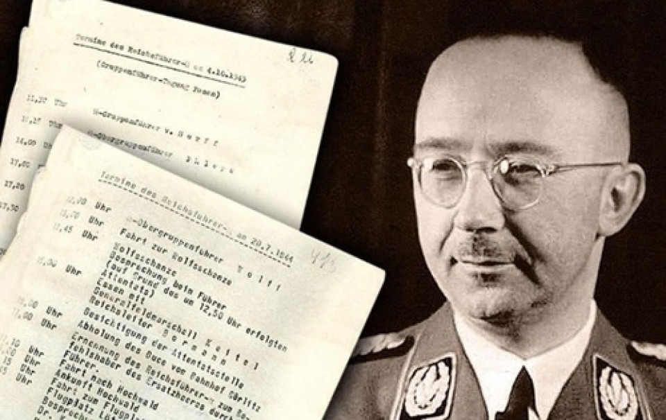Vị bác sĩ cố gắng kiểm tra bên trong miệng của Himmler, bị từ chối. Sau đó Himmler cắn vỡ một viên con nhộng xyanua đã được giấu trong sẵn miệng và ngã xuống sàn.