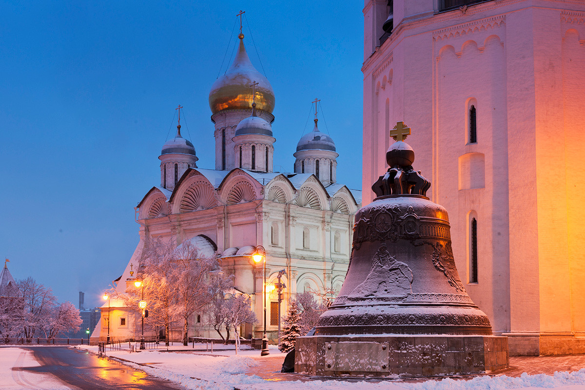 Nằm trong khuôn viên điện Kremly ở thủ đô Moscow của Nga, chuông Sa hoàng là quả chuông nặng nhất thế giới. Chuông cao 6,14 mét, đường kính 6,6 mét, được làm từ 84% đồng và 13% thiếc, trọng lượng 202 tấn, tương đương 50 con voi châu Á trưởng thành.