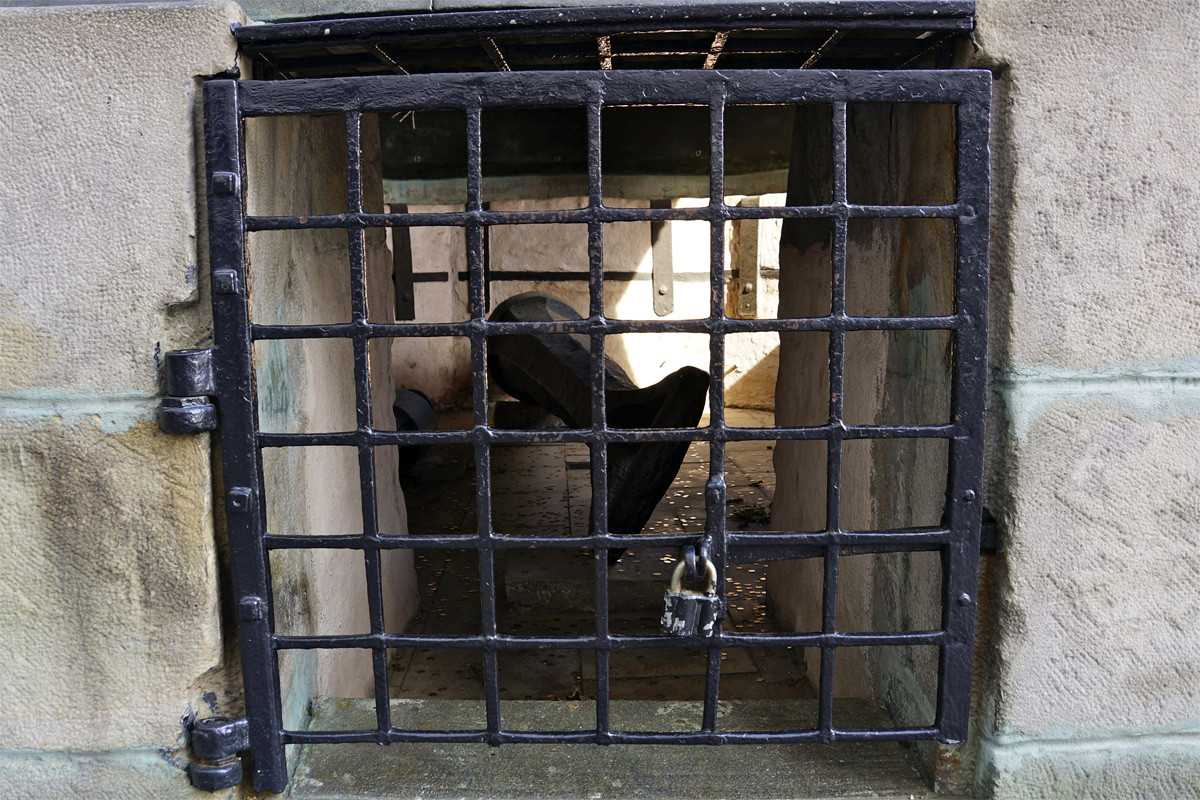 Bên trong bệ đá có quả lắc bằng sắt nặng 2 tấn. Quả lắc này thuộc về quả chuông thời sa hoàng Aleksey Mikhailovich.