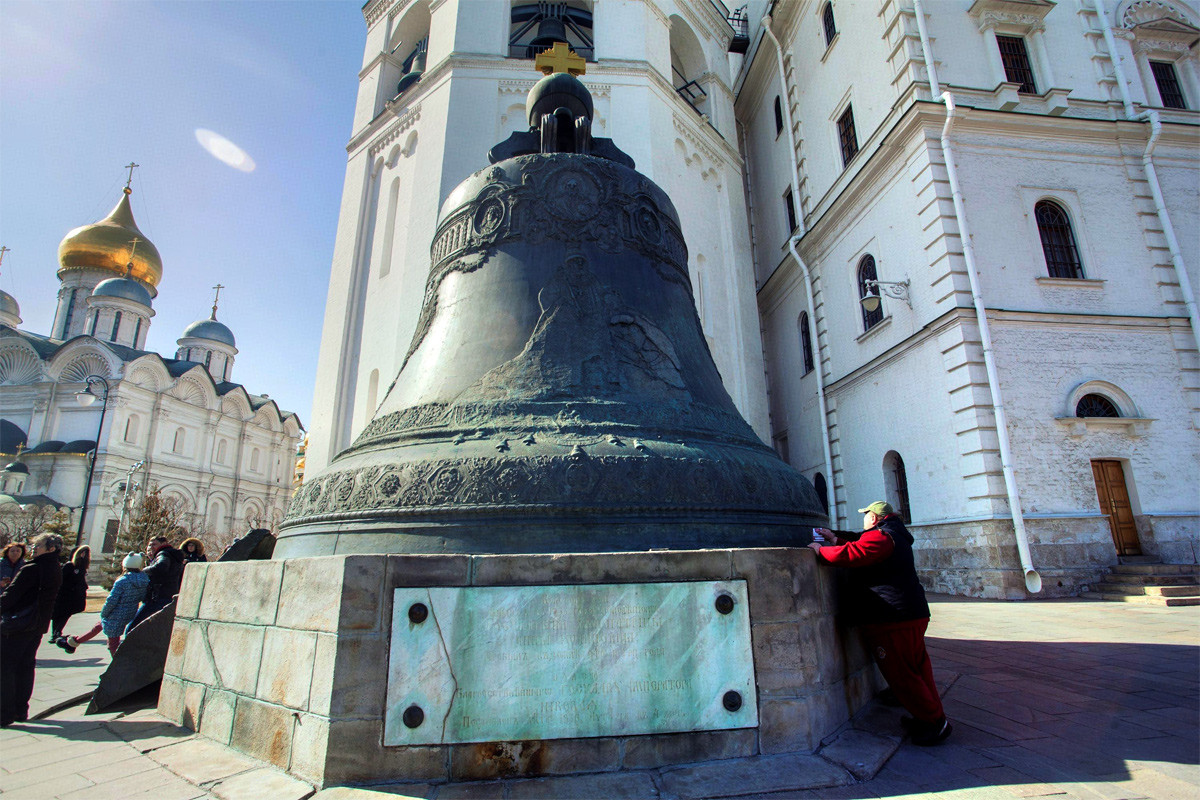 Văn tự trên quả chuông đề năm 1733. Tuy nhiên, theo các tư liệu lịch sử, quả chuông được đúc vào rạng sáng ngày 25/11/1735. Quá trình đổ kim loại nóng chảy vào khuôn đúc kéo dài 1 giờ 12 phút.