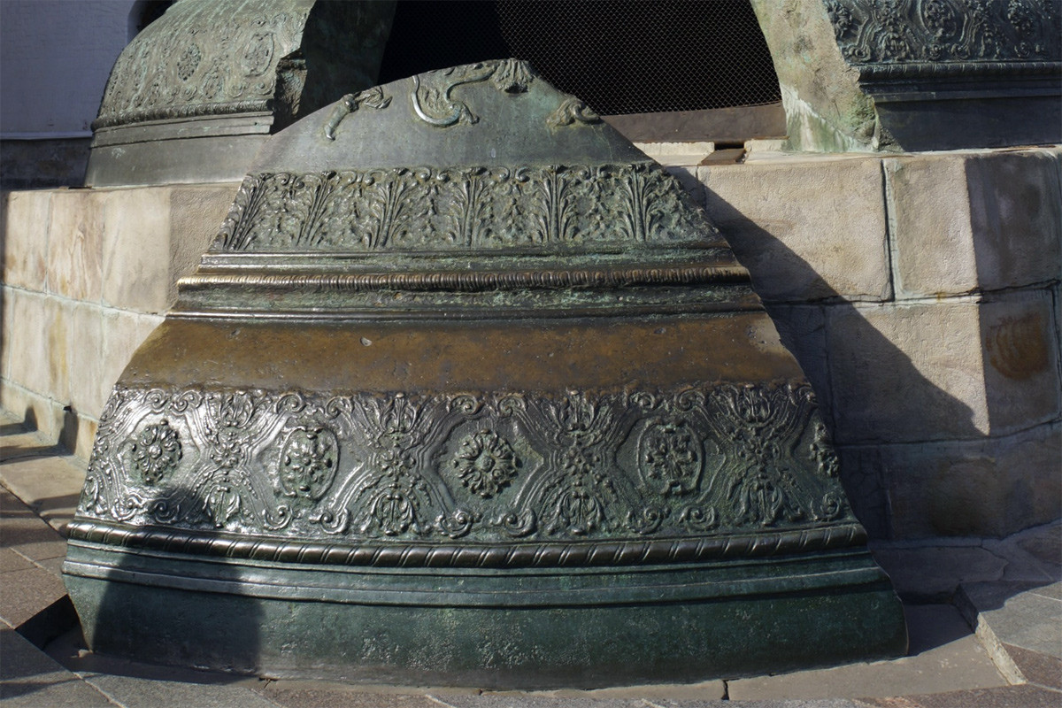 Khi đó, quả chuông đã bị vỡ một mảnh lớn do tác động từ trận hỏa hoạn năm 1737. Mảnh vỡ này nặng đến 11,5 tấn, bằng ba con voi, được đặt bên dưới bệ đá của chuông.