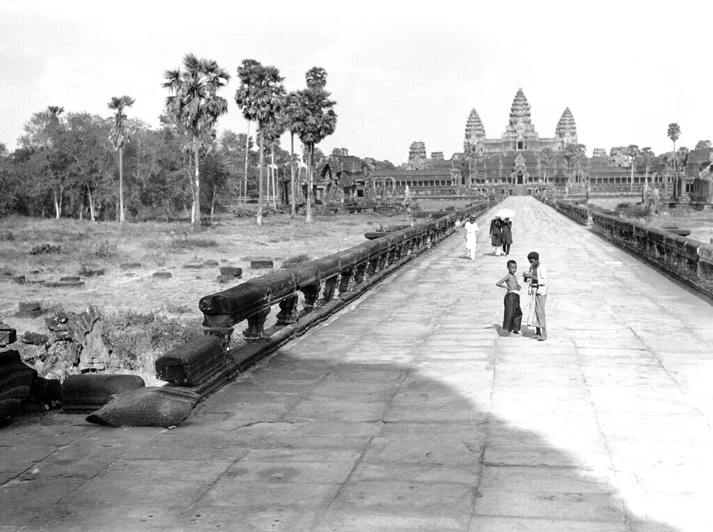 Trên lối vào Angkor Wat, 1938.