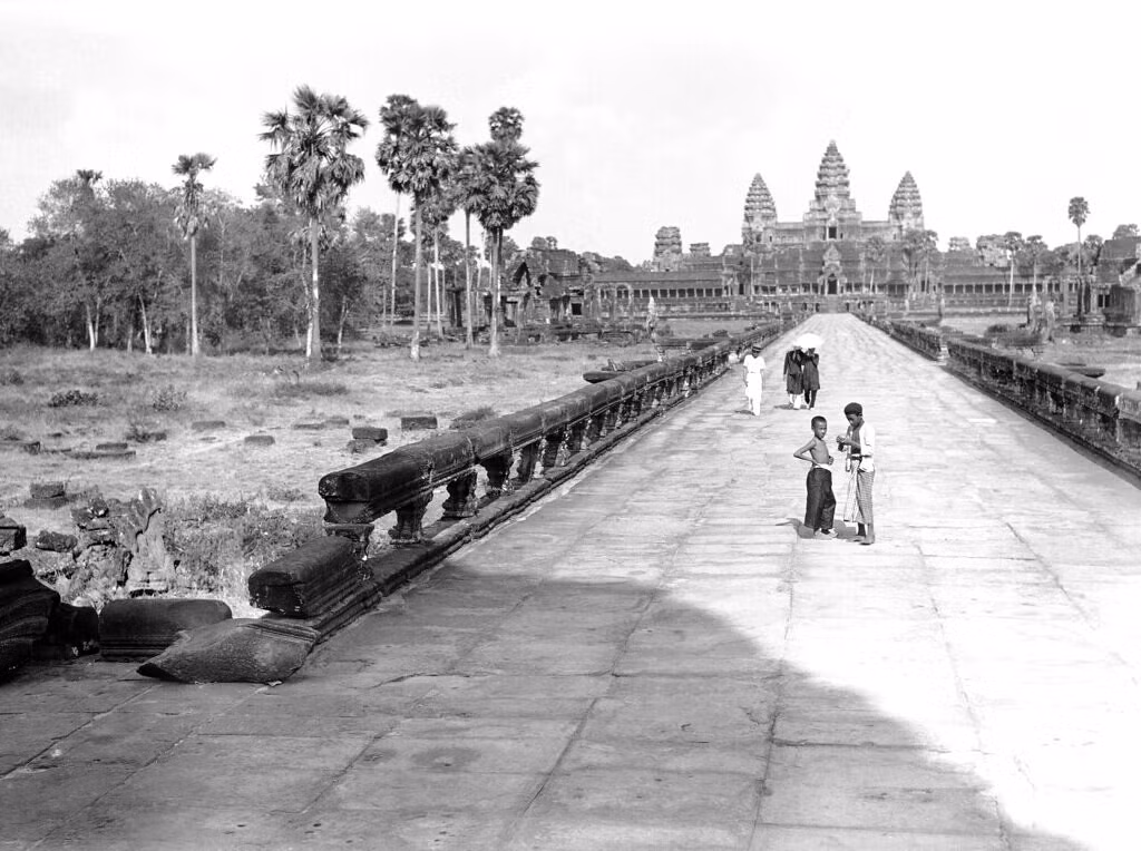 Trên lối vào Angkor Wat, 1938.