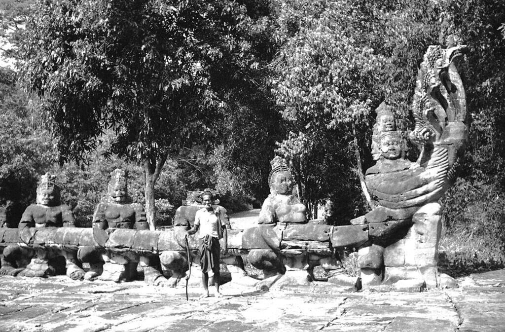 Tượng các vị thần ôm rắn thần Nagar 7 dầu ở hai bên lối vào Angkor Thom, 1938.