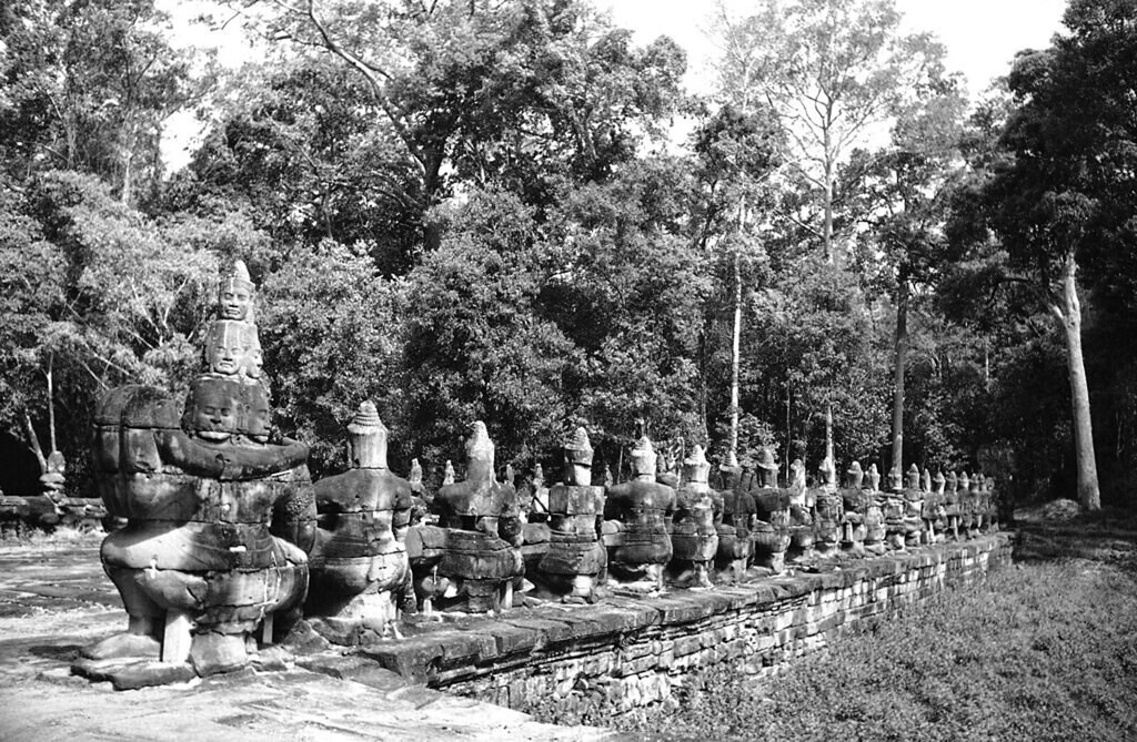 Những bức tượng ở Angkor Thom, 1938.