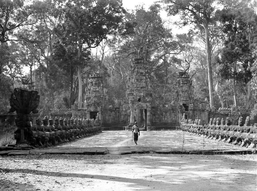 Khung cảnh ở lối vào Angkor Thom, 1938.