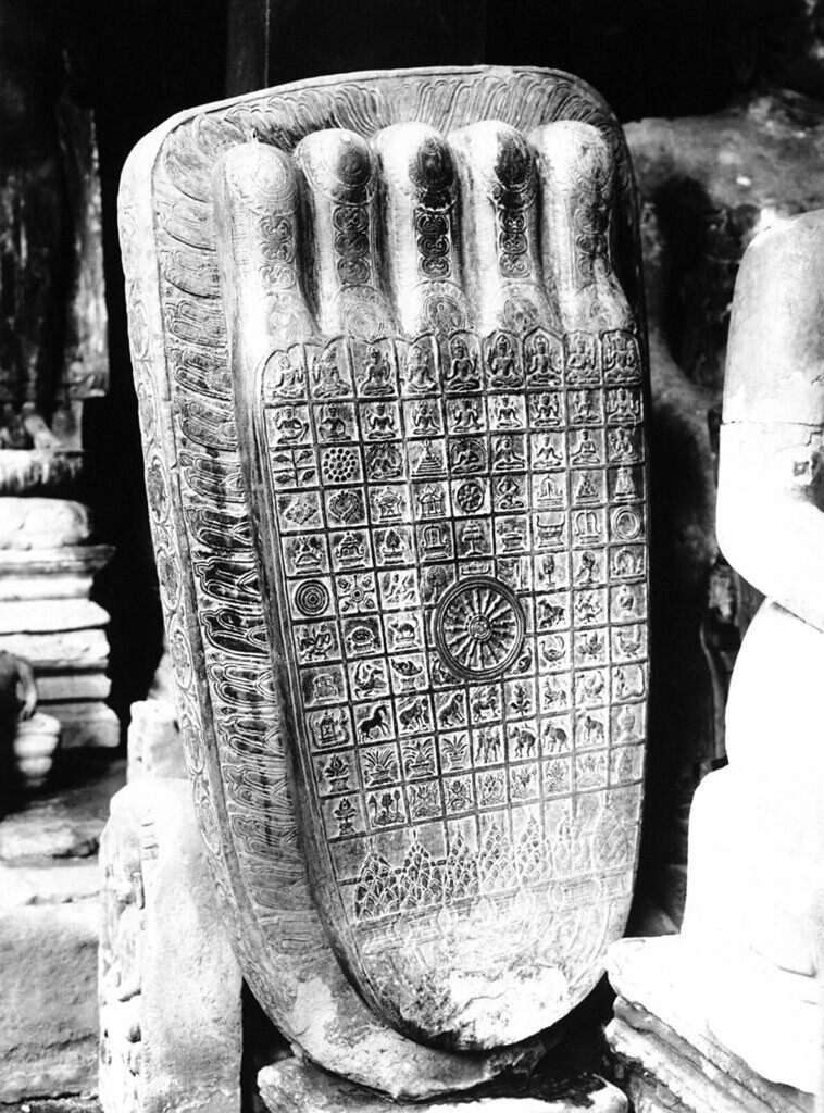 Tác phẩm điêu khắc hình bàn chân Đức Phật ở Angkor Wat, 1937.