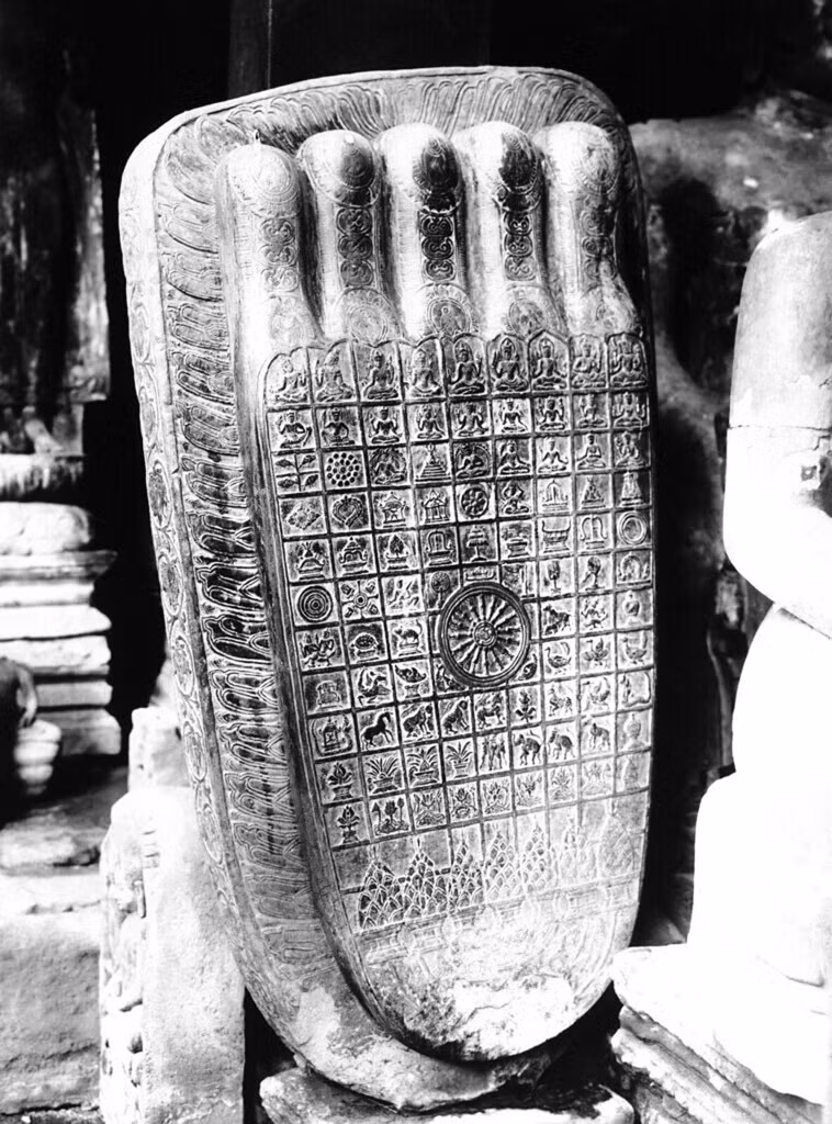 Tác phẩm điêu khắc hình bàn chân Đức Phật ở Angkor Wat, 1937.