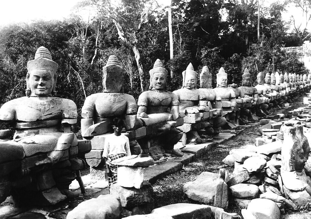 Hàng tượng đá ở Angkor Thom, 1937.