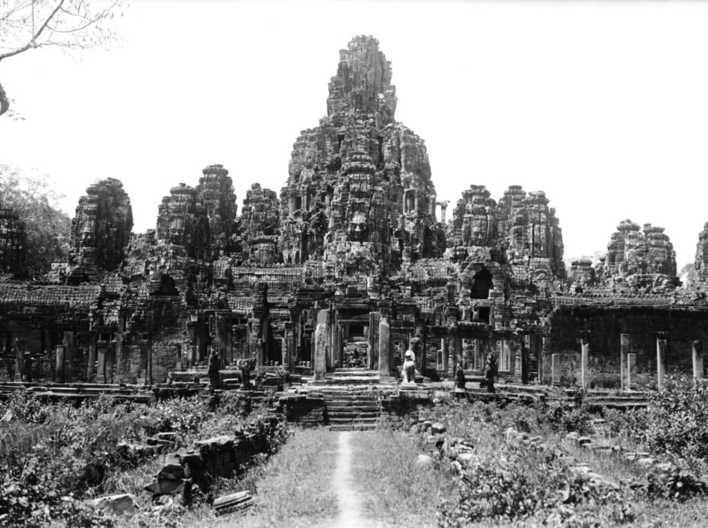 Khu đền chính của phế tích Angkor Thom, Campuchia năm 1932. Angkor Thom được xây dựng cuối thế kỷ 12, sau Angkor Wat một thế kỷ, là thành phố thủ đô cuối cùng và lâu dài nhất của vương quốc Khmer. Ảnh: J.A. Mills/ AP Photo.
