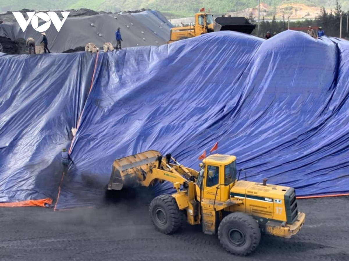 Bat tam giam 4 can bo Cong ty tuyen than Hon Gai