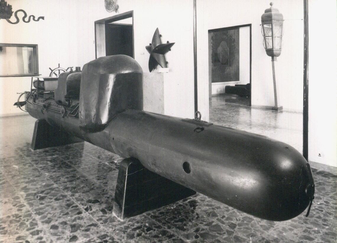 Vào ngày 26/3/1941, quân đội Italia đã tấn công hạm đội Anh tại Vịnh Suda, Crete, bằng ngư lôi có người lái, đánh chìm tàu tuần dương của Anh. Đây là lần đầu tiên một vũ khí như vậy được sử dụng trong Thế chiến II.