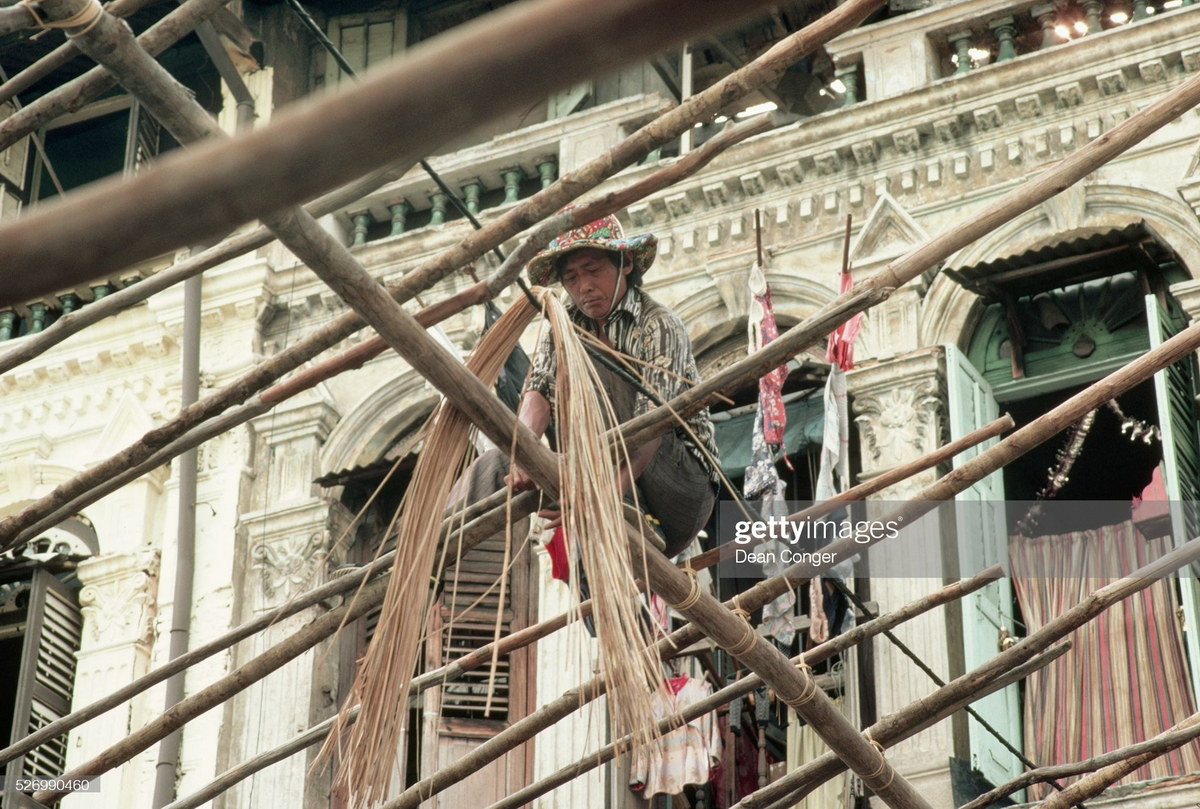 Người thợ làm việc trên dàn giáo bằng tre.