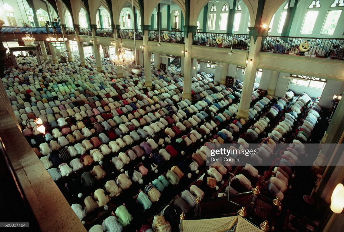 Buổi cầu nguyện ngày thứ 6 trong một thánh đường Hồi giáo.