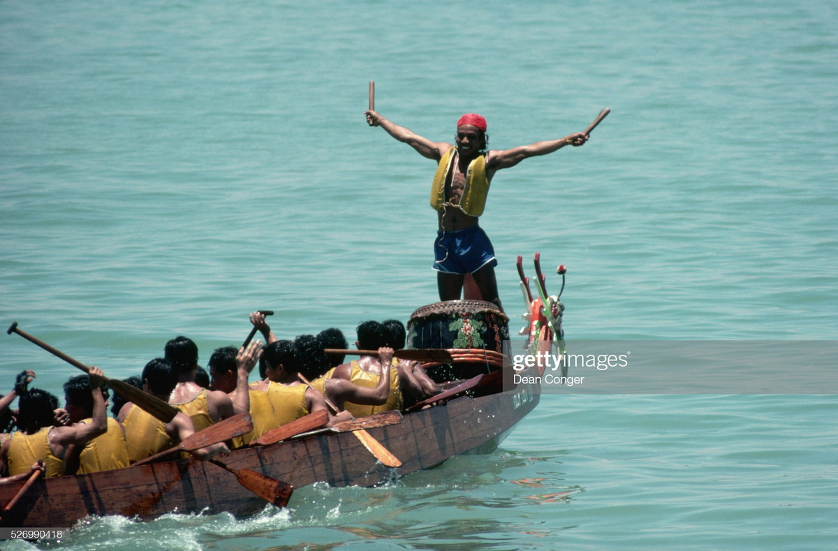 Một con thuyền trong cuộc đua thuyền truyền thống trên sông Singapore.
