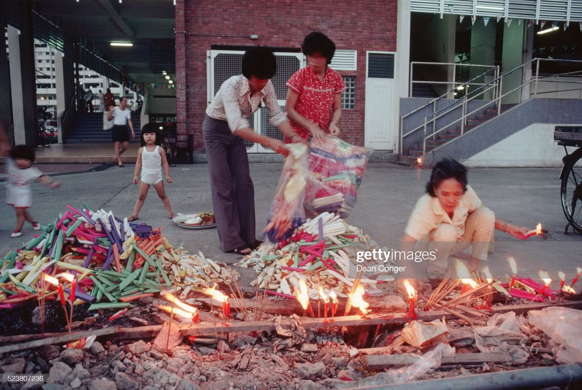 Người dân đốt vàng mã vào dịp lễ cúng cô hồn tháng 7 âm.