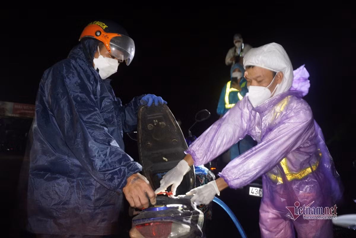 Người dân được tiếp nhiên liệu cho xe máy để tiếp tục hành trình