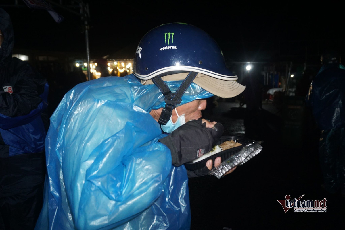 Bưng hộp cơm trên tay vừa nhận, chị Hồ Thị Liên (SN 1984, quê Tân Kỳ, Nghệ An) kể, 3 ngày nay vợ chồng chị cùng hai con nhỏ chạy xe máy liên tục từ Đồng Nai để về quê. Trên hành trình về nhà mỗi người chỉ vội chợp mắt thời gian ngắn rồi tiếp tục di chuyển.