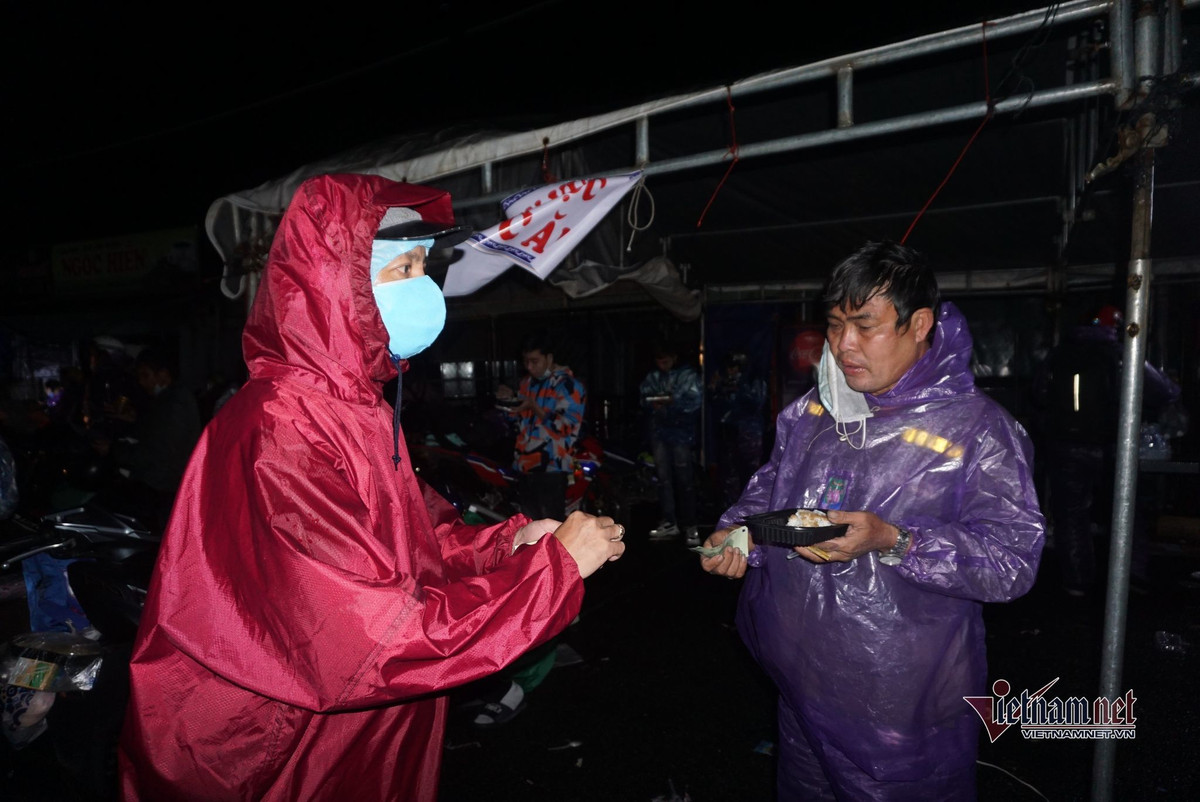 Hình ảnh ghi nhận tại đỉnh đèo Hải Vân lúc 19h tối 6/10: