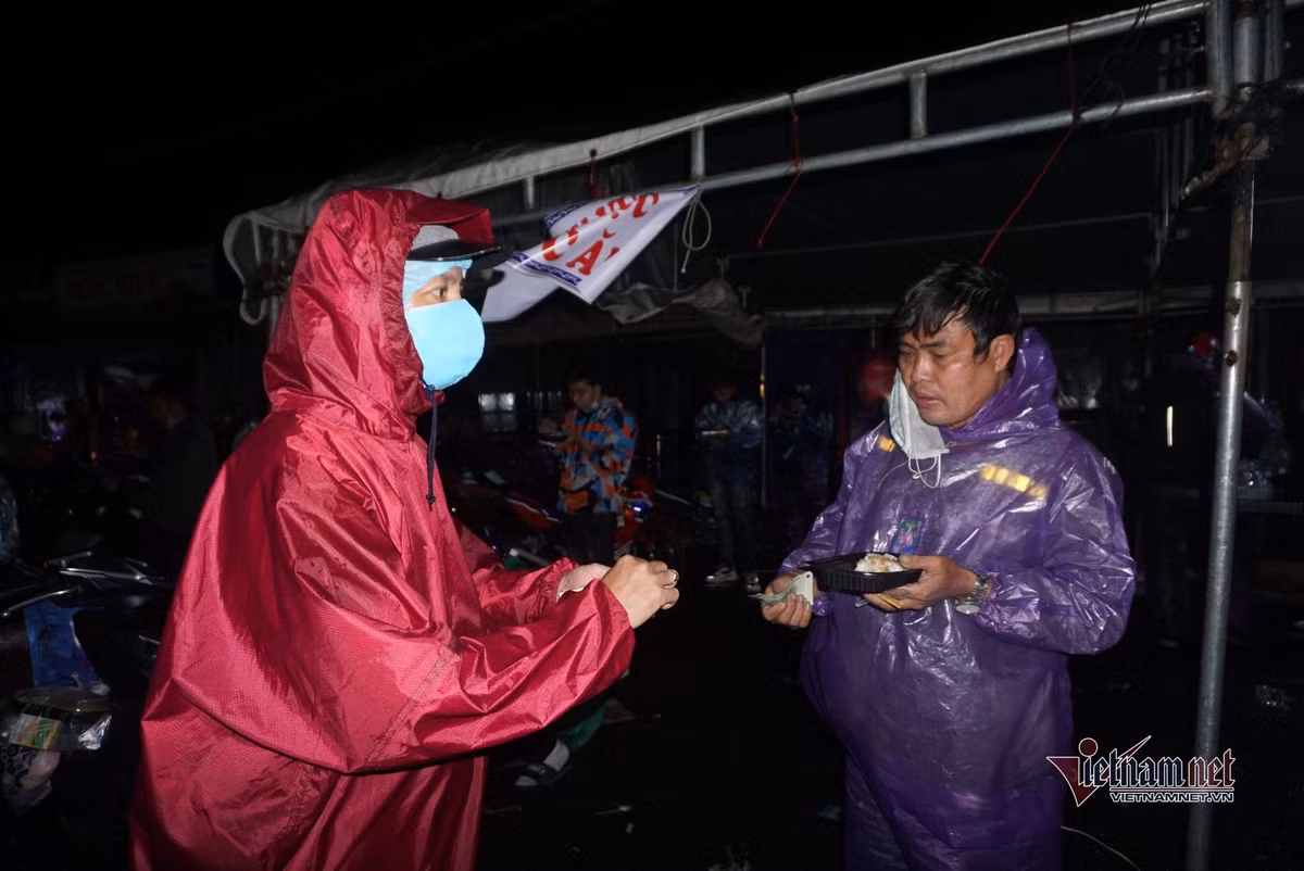 Hình ảnh ghi nhận tại đỉnh đèo Hải Vân lúc 19h tối 6/10: