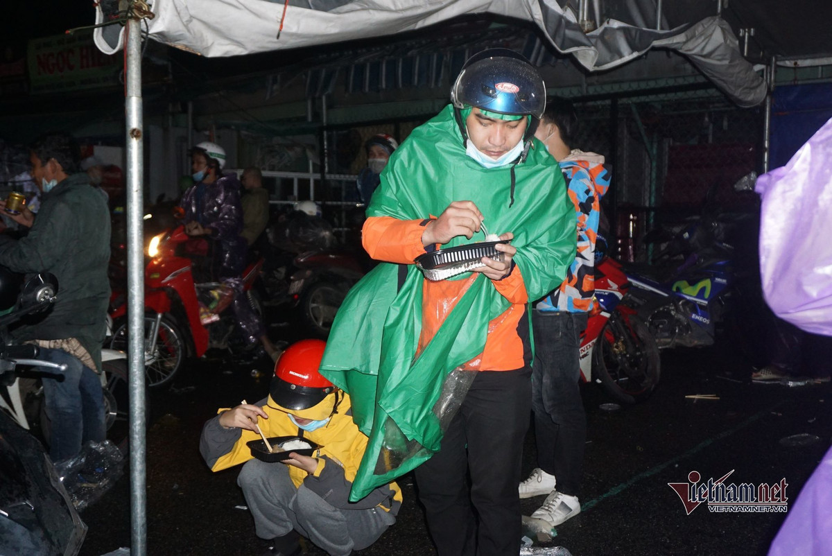 “Hai vợ chồng vào Đồng Nai làm công ty gỗ nhưng thất nghiệp 3 tháng nay. Khó khăn, không còn cách nào khác cả nhà đèo nhau bằng xe máy về lại quê. Đợt này chúng tôi về luôn sẽ không quay lại làm việc nữa” - chị Liên ngậm ngùi.