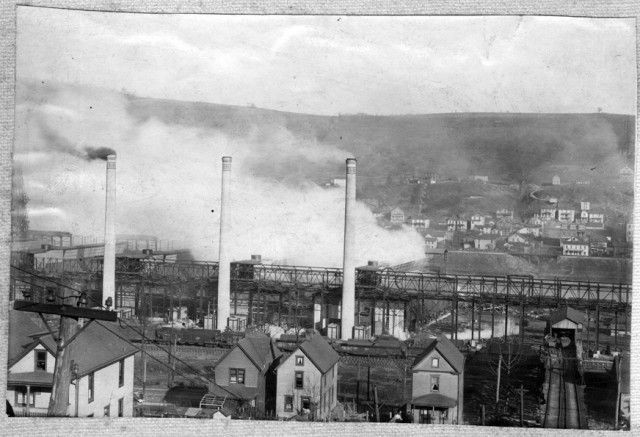 Trong thập niên 1920, chủ sở hữu của nhà máy Zinc Works đã bồi thường cho người dân địa phương về những thiệt hại do ô nhiễm gây ra. Tuy nhiên, chỉ có rất ít hoặc không có quy định nào về ô nhiễm không khí đối với các ngành công nghiệp ở Donora.