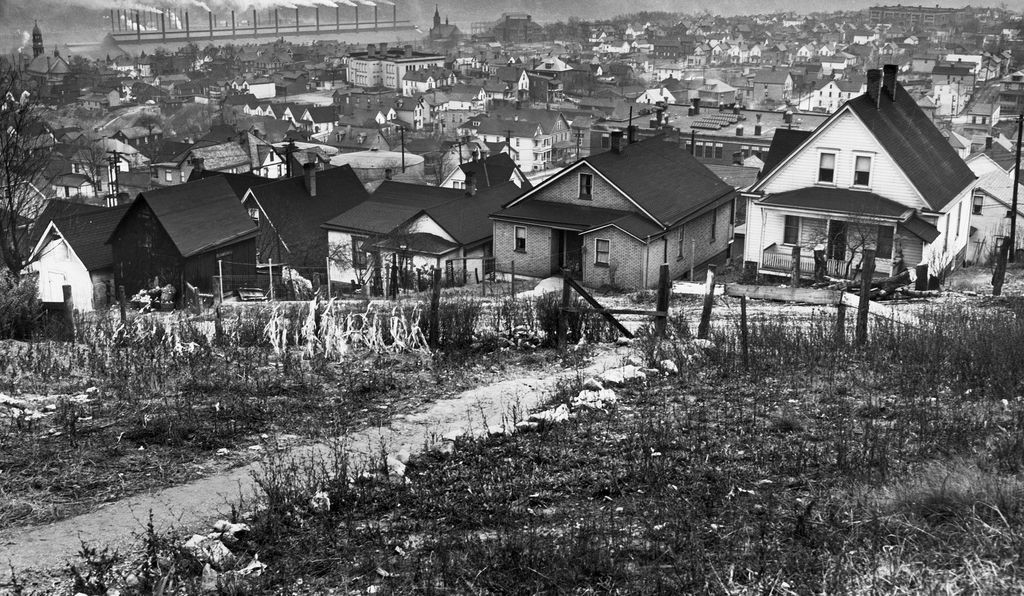 Khi đó, Donora là một thị trấn với khoảng 14.000 dân cư, nằm trong một thung lũng được bao quanh bởi những ngọn đồi. Trong nhiều năm, nhà máy luyện kẽm Zinc Works tọa lạc ở nơi đây đã thải ra một lượng lớn axit sulfuric, carbon monoxide và các chất ô nhiễm khác vào không khí.