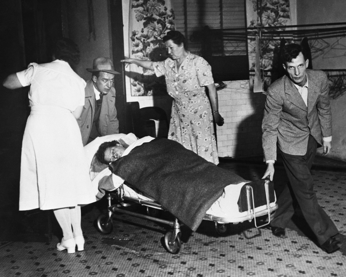 Hàng ngàn người đã tới các bệnh viện khi họ cảm thấy khó thở. Mãi đến ngày 31/10, Zinc Works mới hoàn toàn ngừng hoạt động. Cuối ngày hôm đó, mưa rơi xuống Donora và làm phân tán các chất ô nhiễm.