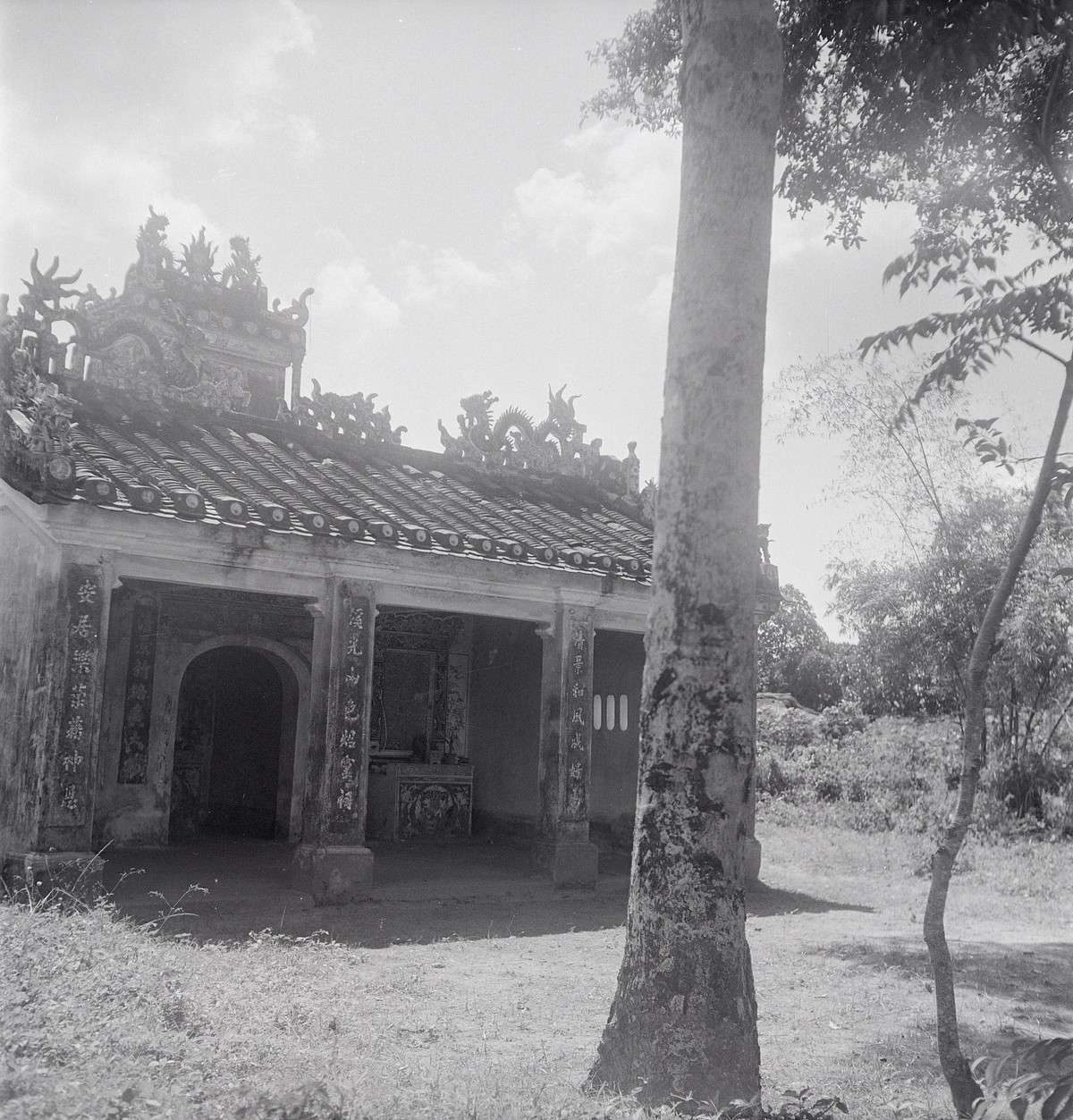 Một ngôi miếu ven đường.