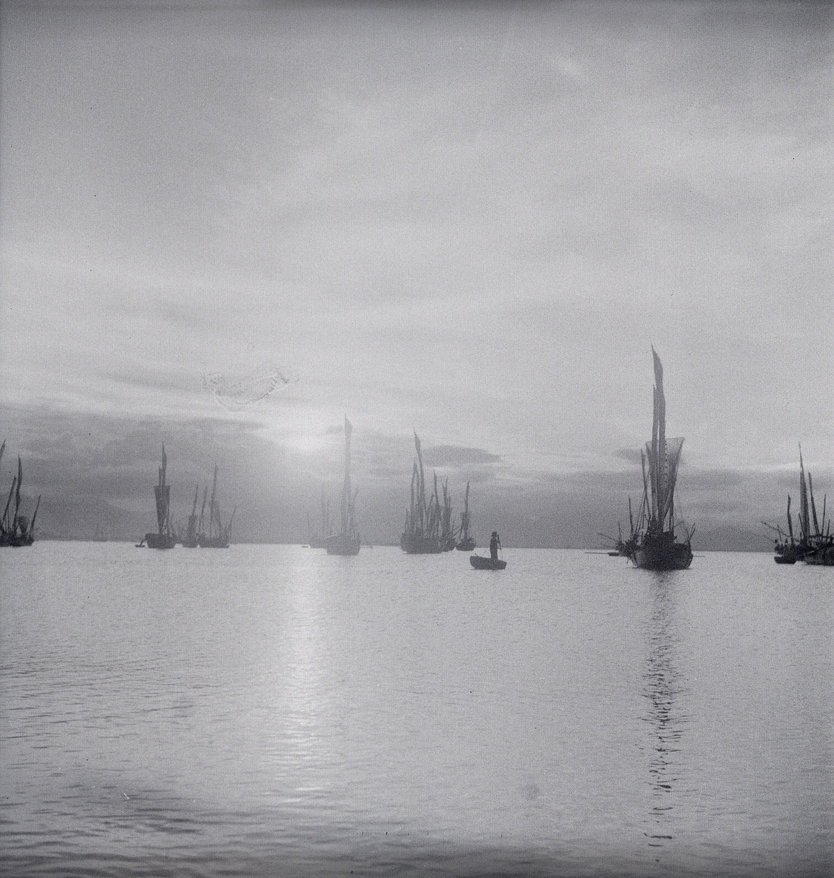 Những con thuyền trong ánh nắng sớm mai.