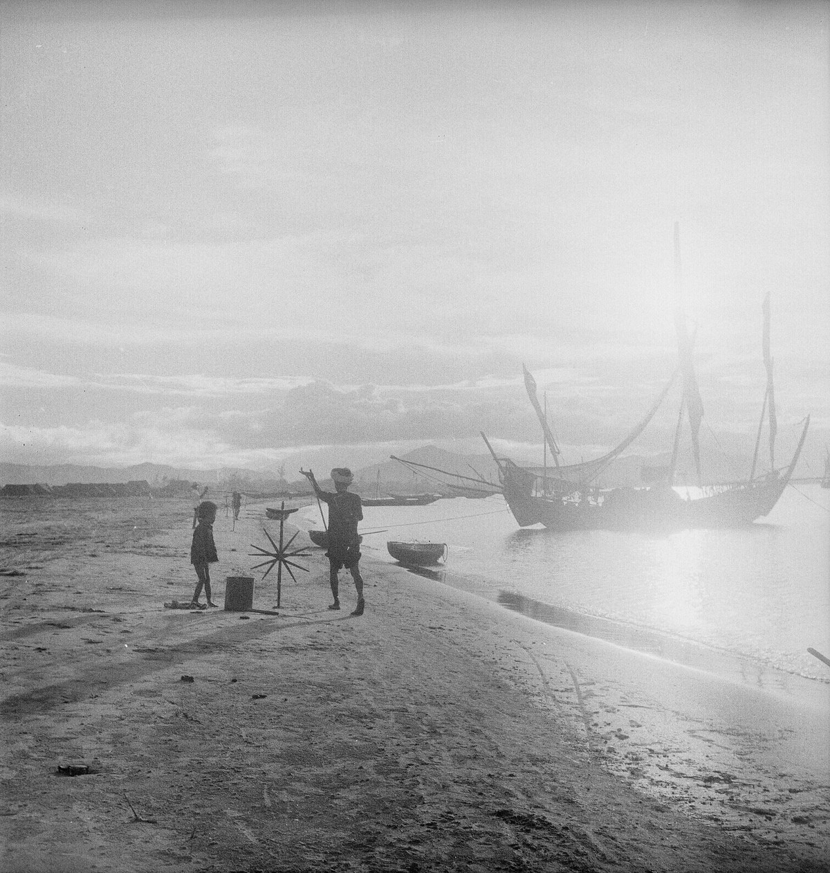 Bình minh trên bãi biển Mỹ Khê.