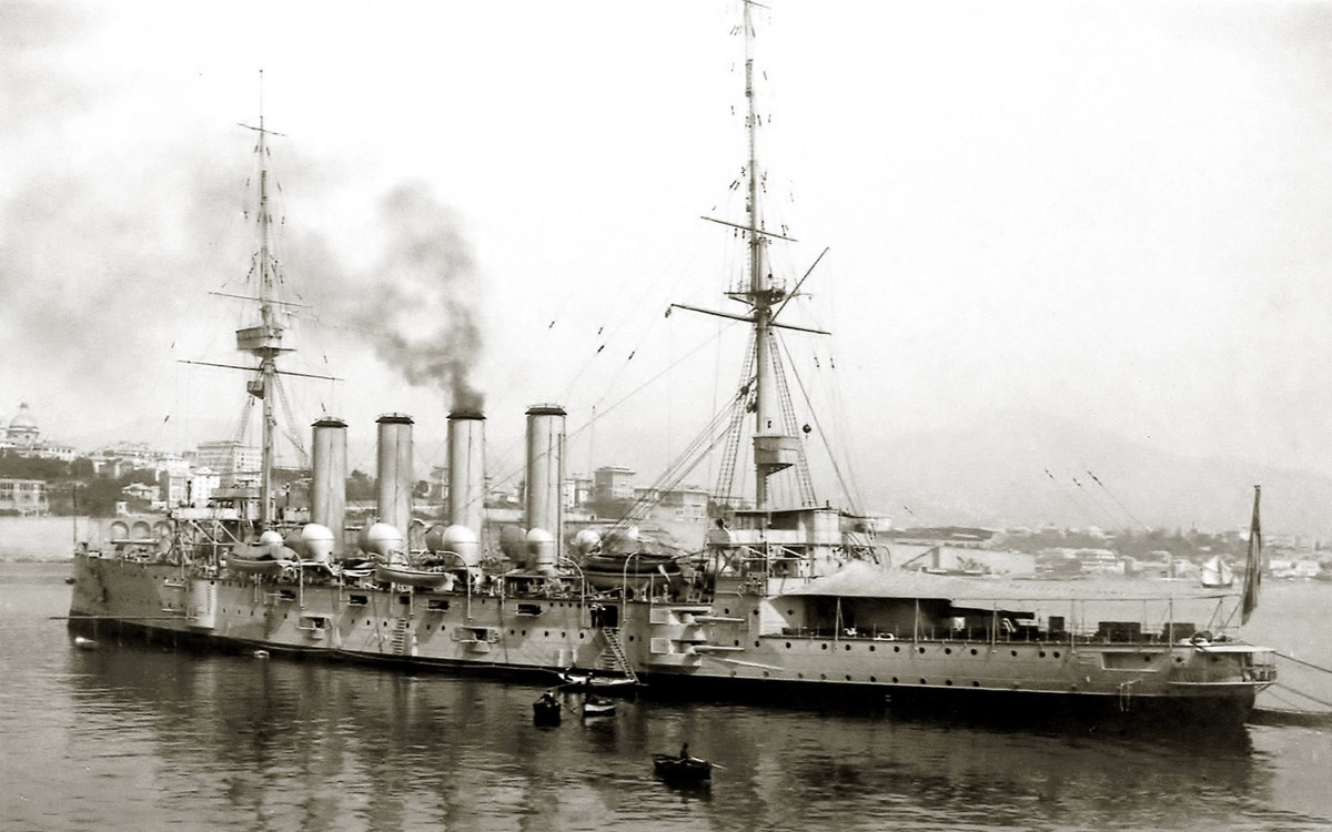 Tàu ngầm U-9 của Đức trọng lượng chỉ 500 tấn, còn các tàu Anh gồm tuần dương hạm bọc thép HMS Aboukir, HMS Cressy và HMS Hogue, mỗi tàu có lượng choán nước 12.000 tấn, với tổng lượng choán nước tới 36.000 tấn.