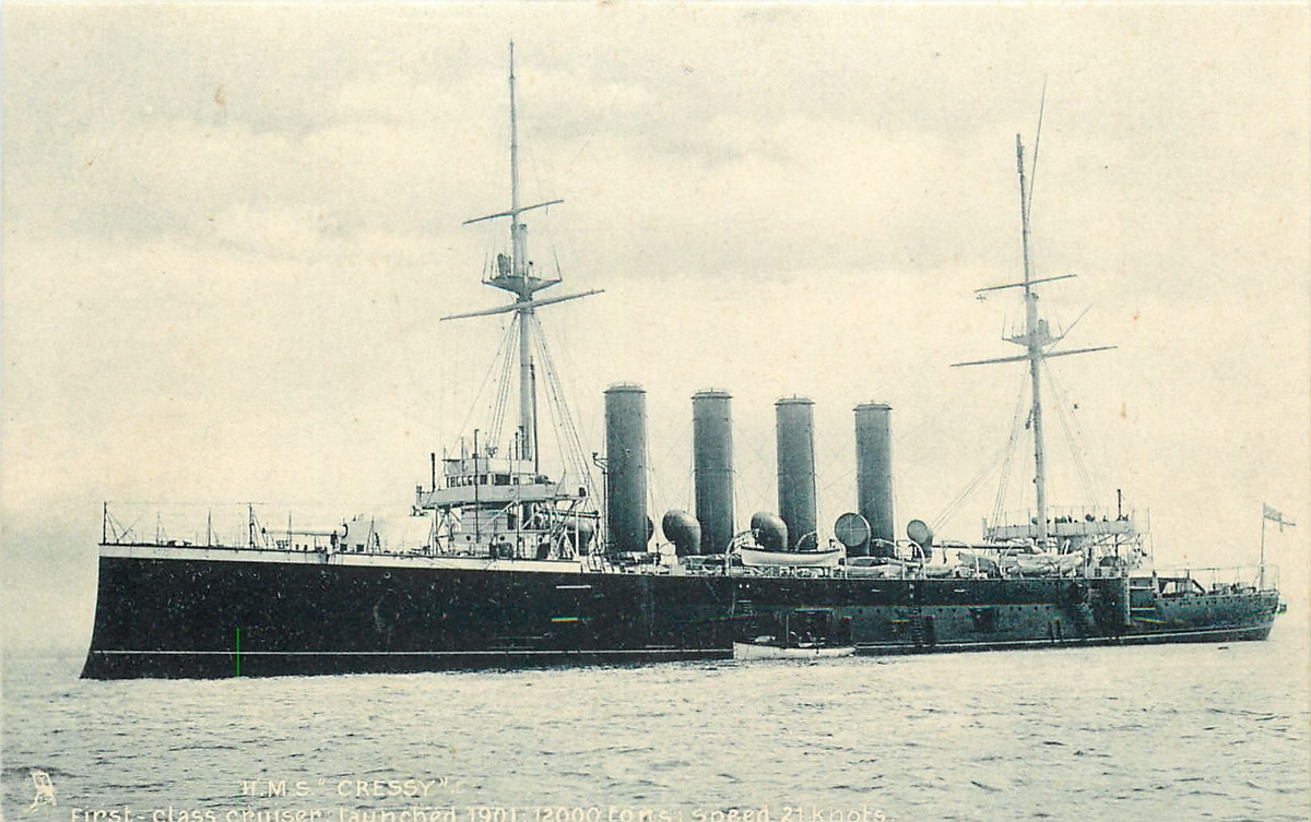 U-9 đã phát hiện ra tuần dương hạm HMS Aboukir vào khoảng 6h sáng, khi cách mục tiêu khoảng 2 hải lý. Khoảng 6h25, tàu ngầm Đức phóng ngư lôi về phía HMS Aboukir và tạo ra vụ nổ ngay trung tâm của tàu.