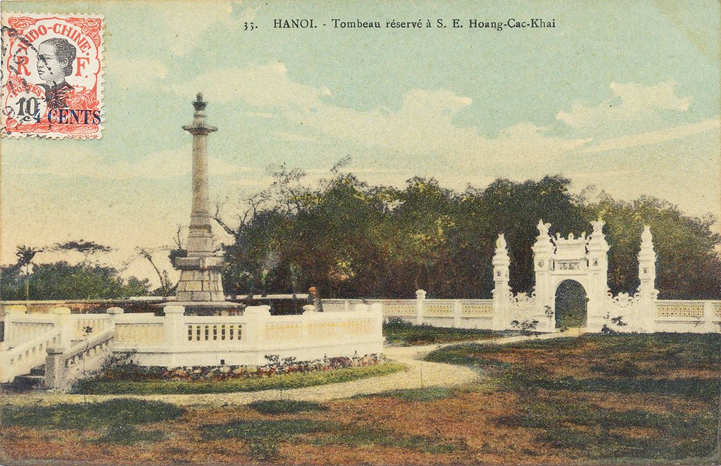 Lăng Hoàng Cao Khải trong một bưu thiếp in màu. Ngày nay nhiều công trình bằng đá của khu lăng mộ vẫn còn, nhưng đã xuống cấp nghiệm trọng và nằm lẫn lộn với các công trình dân sinh.