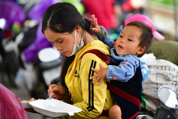 Người đi xe máy về quê hầu hết là dân tộc thiểu số ở Hà Giang, Lạng Sơn, Cao Bằng... Vào miền Nam, họ làm công nhân sơ chế thực phẩm, chế tạo sáp hoặc phụ công trình.