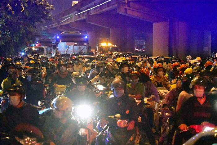 Tính đến chiều 6/10, 7 đoàn xe với hơn 1.000 người đã qua cửa ngõ Hà Nội để về quê. CSGT đưa họ theo các cung đường trước khi bàn giao cho lực lượng chức năng địa phương lân cận.