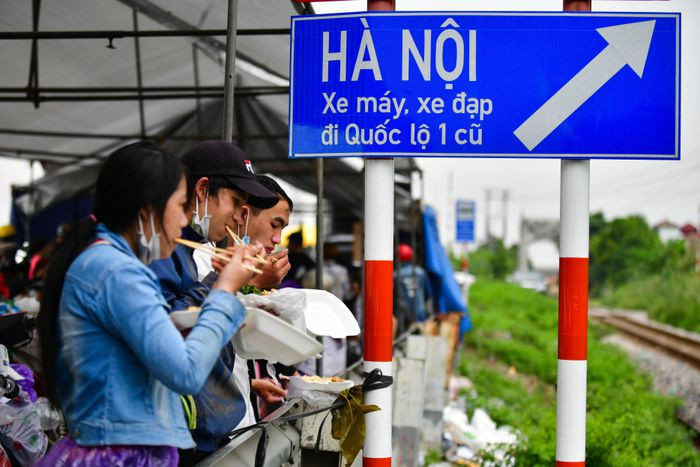 Anh Thào Mí Chai cùng vợ và em trai làm việc tại một xí nghiệp sản xuất sáp ở Bình Dương. Sau 3 tháng thất nghiệp, tiền sinh hoạt cạn kiệt, anh cùng người thân quyết định về quê. “Tôi thấy thông tin kêu gọi trên mạng xã hội nên tham gia. Ngày 2/10, tôi tập trung tại ngã ba Bố Lá, Bình Dương. Chúng tôi không có ai đứng ra đại diện”, anh Chai kể.