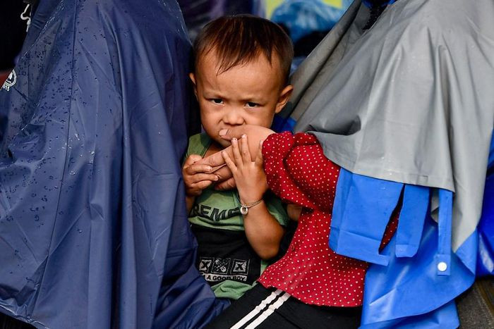 Trời mưa nên trên quãng đường dài gần 1.500 km, ai nấy đều mặc áo mưa kín mít.