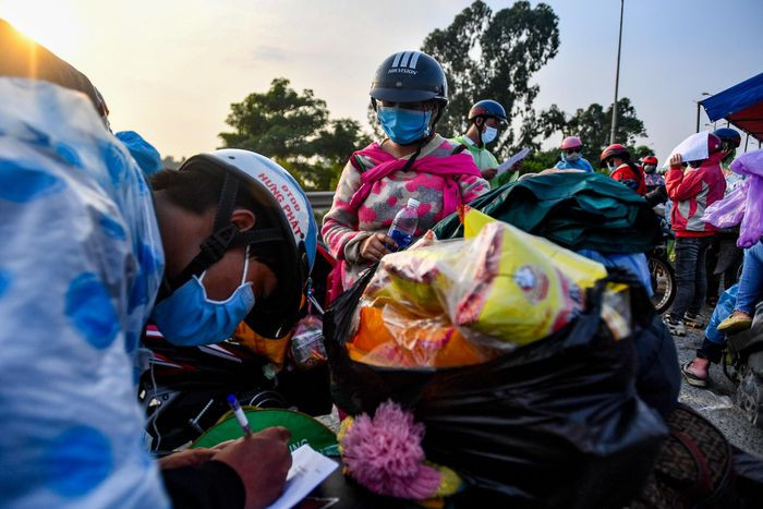 Anh Giàng Mí Cở (24 tuổi, ở xã Tả Phìn, huyện Đồng Văn, Hà Giang) đang khai báo y tế. Vợ chồng Cở là công nhân của một công ty gỗ ở Bình Dương. “Trong lúc làm việc, vợ tôi mang thai con thứ 4. Ban đầu chúng tôi tính đẻ ngay tại Bình Dương nhưng tình hình dịch trong đó phức tạp quá nên quyết định về quê. Tôi chỉ mong về tới quê nhà thật nhanh vì rất lo vợ đẻ dọc đường. Chỉ còn vài ngày nữa là cô ấy sinh con”, Giàng Mí Cở chia sẻ.