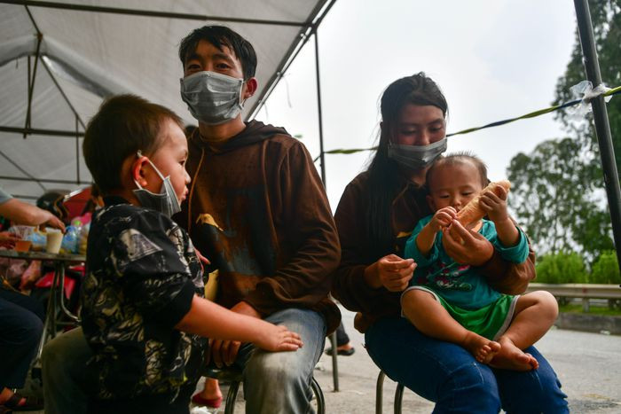 Gia đình anh Thào Mí Dế có 2 con nhỏ, cùng với nhiều đồ đạc được chất trên chiếc xe máy cũ khiến việc di chuyển gặp nhiều khó khăn. “Khổ lắm anh ạ, vì mình di chuyển cả ngày, người ta cho gì mình ăn nấy. Có những lần vào các tiệm tạp hóa ven đường hỏi mua đồ ăn nhưng người ta không bán vì cho rằng mình từ vùng dịch”, anh Dế kể.