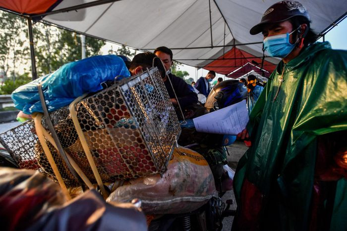 Ngoài đồ dùng cá nhân, có người còn chở gia cầm trên quãng đường dài. Nhiều người cho biết trong những ngày qua, chỗ ăn, chỗ ngủ không có. Việc vệ sinh cũng bất đắc dĩ phải đi ngay bên đường.