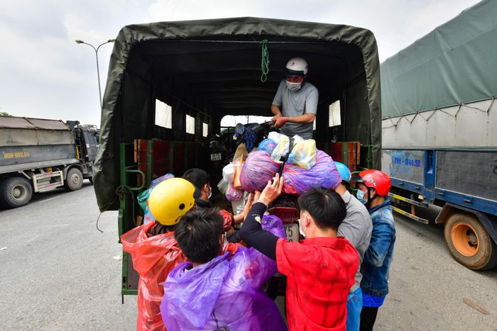 Dọc đường, một số xe máy bị hỏng đã được lực lượng chức năng vận chuyển bằng xe tải. Nhiều người đi bộ cũng được bố trí phương tiện đưa đón.