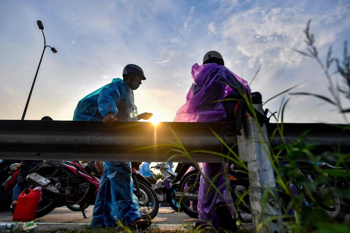 Cũng là công nhân ở Bình Dương, anh Giàng Mí Lình (trái, 38 tuổi, quê Hà Giang) cảm thấy tiếc nuối khi phải về quê khi mới làm việc được 3 tháng. “Ở quê nghèo nên tôi phải đi xa để kiếm tiền nuôi 5 cháu nhỏ ở nhà. Tôi đi từ 16h ngày 4/10, tính ra vừa tròn 3 ngày thì tới huyện Phú Xuyên, Hà Nội. Thu nhập không còn nhưng trong thời điểm tình hình dịch ở các tỉnh phía nam còn rất phức tạp, tôi cảm thấy thật sự an toàn khi được về quê nhà”, anh Lình chia sẻ.